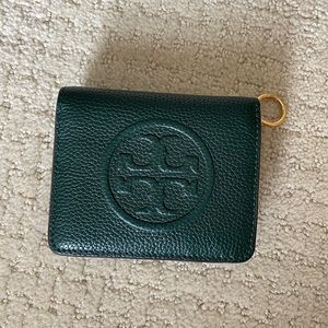 forest green tory burch wallet!!!